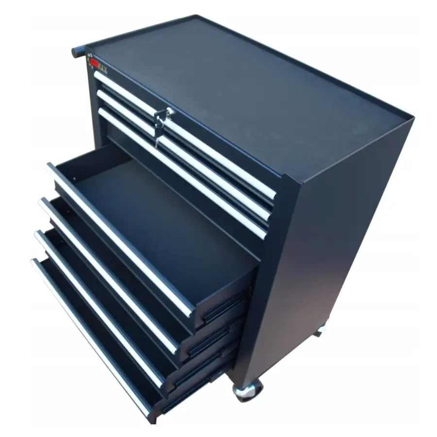 Verktøyskap i svart metall med fire åpne skuffer og sølvhåndtak, sett skrått ovenfra på hjul.