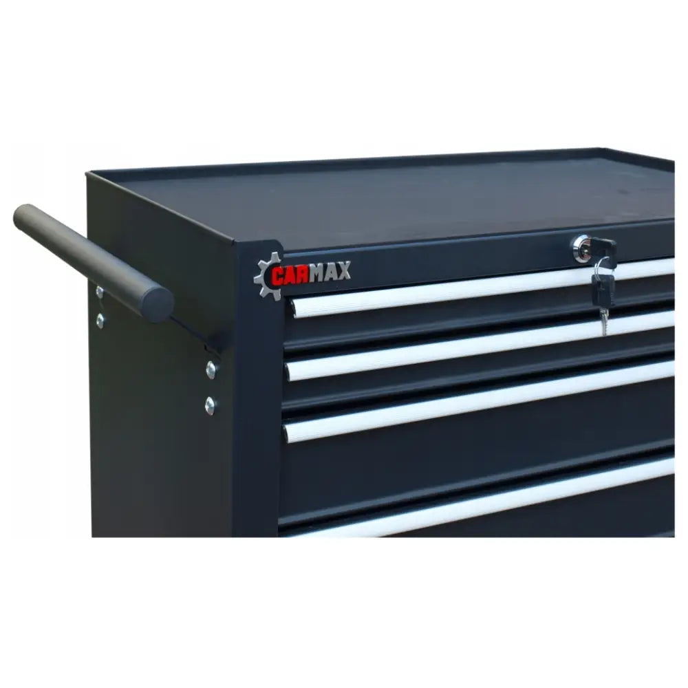 Sort verkstedsvogn med syv skuffer, hvite håndtak, lås og solid sidehåndtak, sett fra skrå vinkel.