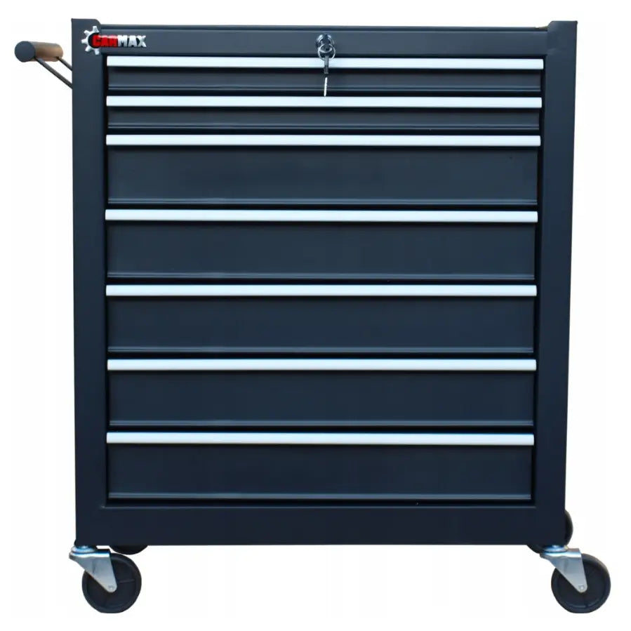 Sort verkstedsvogn i metall med sju skuffer, håndtak, låsbare hjul og nøkkel i øverste lås.