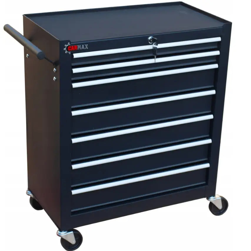 Sort verkstedsvogn i metall med syv skuffer, hvite håndtak, hjul og synlig lås, sett skrått forfra.