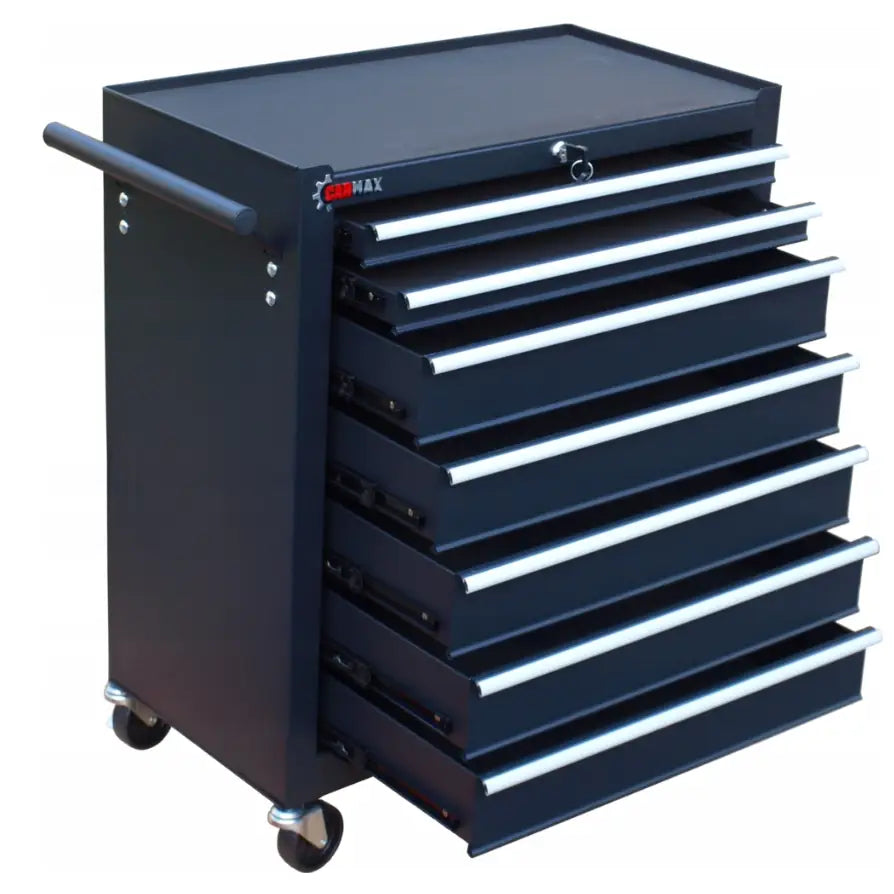 Verktøyskap i sort metall med syv skuffer, sølvhåndtak og hjul, sett fra skrå vinkel på produktbilde.