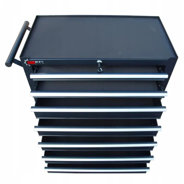 Verkstedsvogn med seks sorte skuffer, sølvhåndtak og synlig lås, sett ovenfra med håndtak på siden.