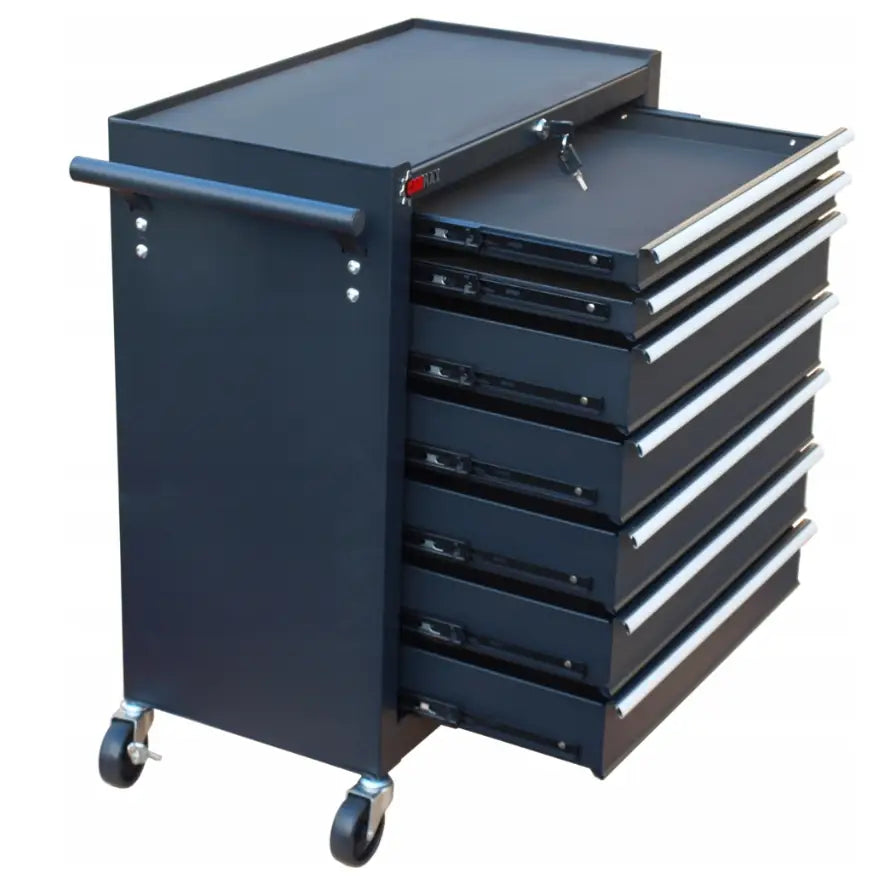 Sort verktøyvogn i metall med seks skuffer, øverste delvis åpen, synlig nøkkellås og hjul med håndtak.