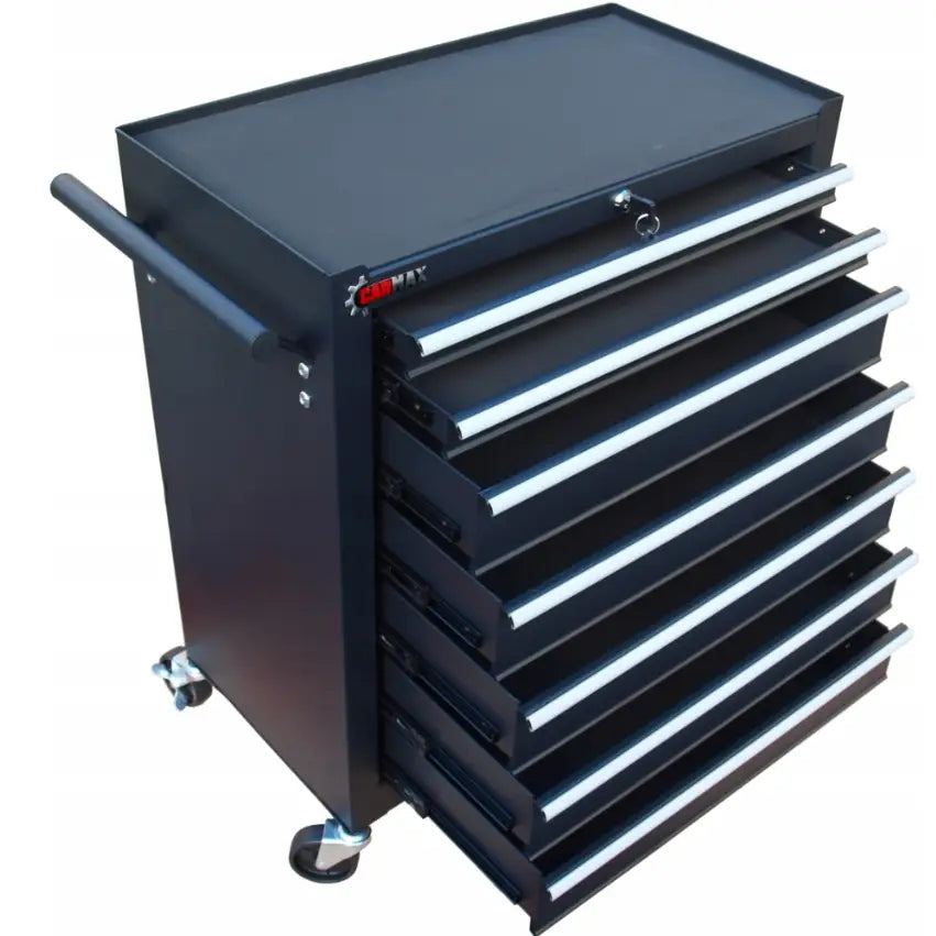 Sort verkstedsvogn med sju åpne skuffer, håndtak og hjul, vist fra skrå vinkel i fokus.