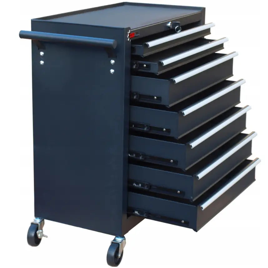 Sort verkstedsvogn med seks åpne skuffer, sølvhåndtak og hjul, sidevisning mot lys bakgrunn.