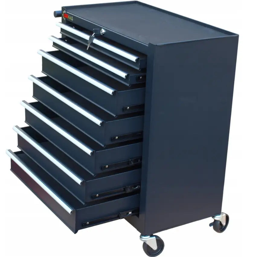 Verktøyvogn i svart metall med seks åpne skuffer, synlig nøkkellås og hjul, sett fra skrå vinkel.
