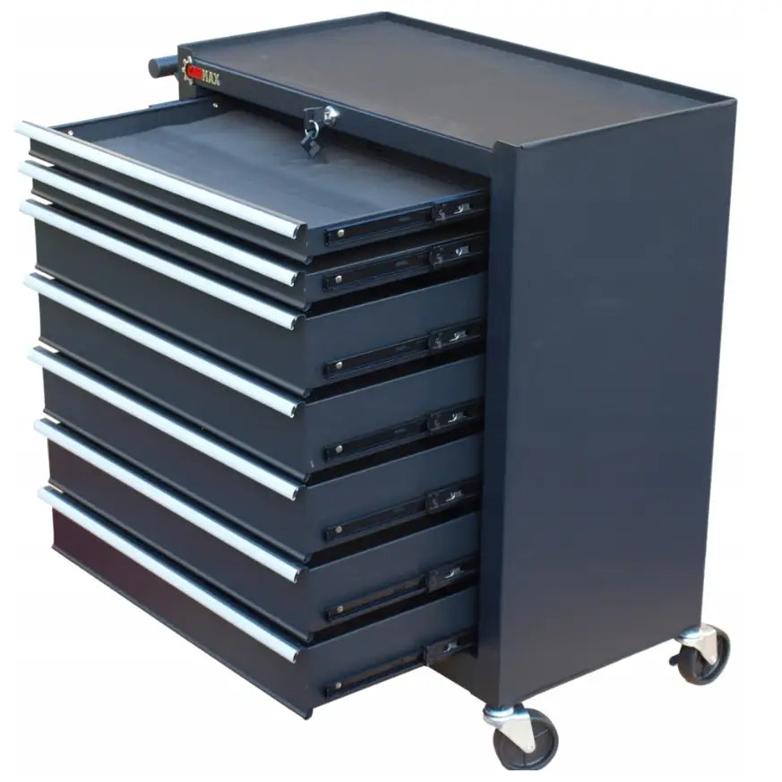 Svart verkstedsvogn med seks skuffer synlig fra siden, øverste skuff trukket ut og låsemekanisme på hjul.