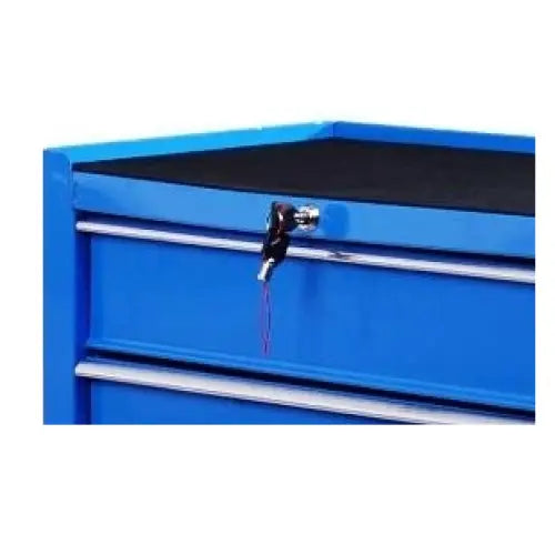 Blå verkstedsvogn, nærbilde av øvre hjørne med nøkkel i låsen og sølvfargede håndtak på skuffene.