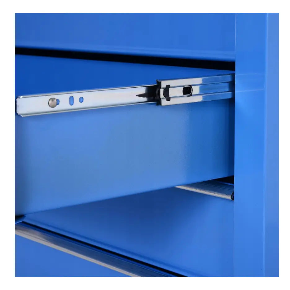 Verkstedsvogn, sidevisning av blå metallskuff med sølvfarget uttrekkbar glideskinne i fokus.