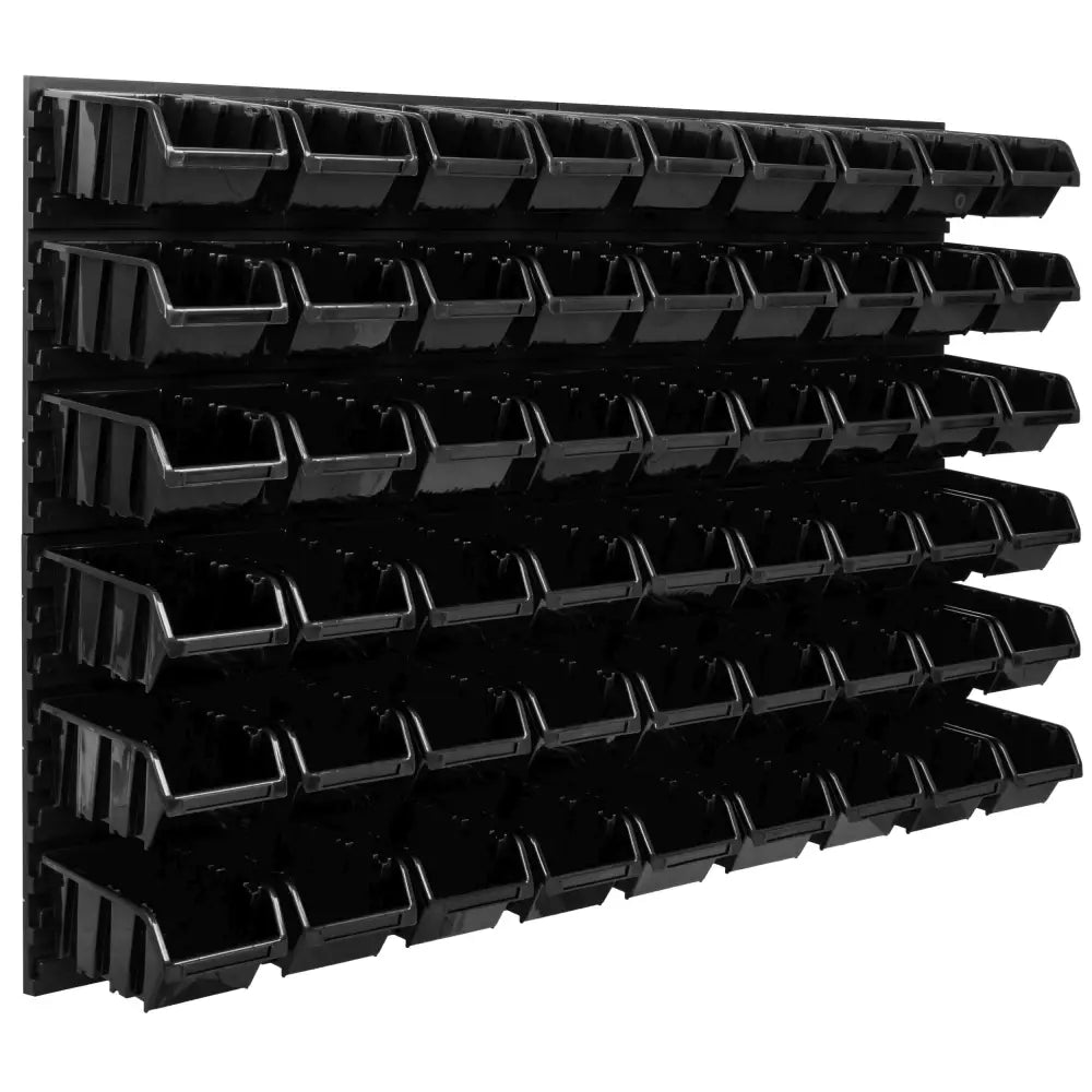 Verkstedtavle med 54 små, svarte plastbokser, skråvisning som fremhever åpen front for enkel sortering.