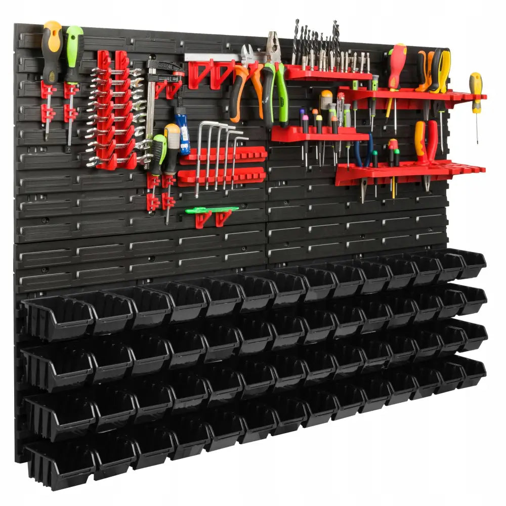 Verkstedtavle i sort plast med røde hyller, kroker og svarte bokser, fylt med verktøy, sett skrått forfra.