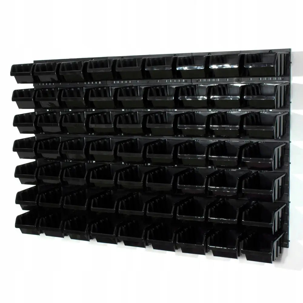 Verkstedtavle for verktøy med 63 svarte plastbokser i seks rader, frontvisning mot hvit bakgrunn.