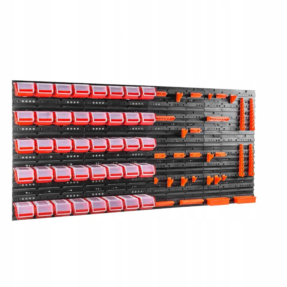 Verkstedtavle for verktøy, sort panel med røde bokser, oransje kroker og holdere sett fra skrå vinkel.