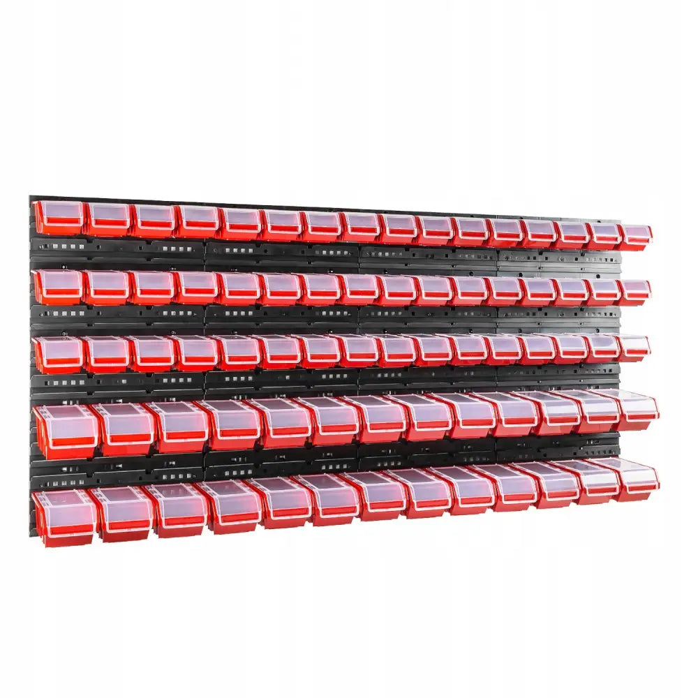 Vegghengt verkstedtavle med røde plastbokser og gjennomsiktige lokk, sett forfra mot hvit bakgrunn.