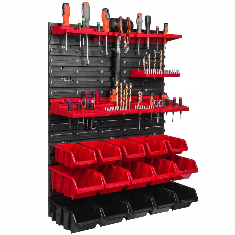 Verkstedtavle for verktøy 58x78 cm, sort og rød plast med kroker, hyller og bokser, sett skrått forfra.