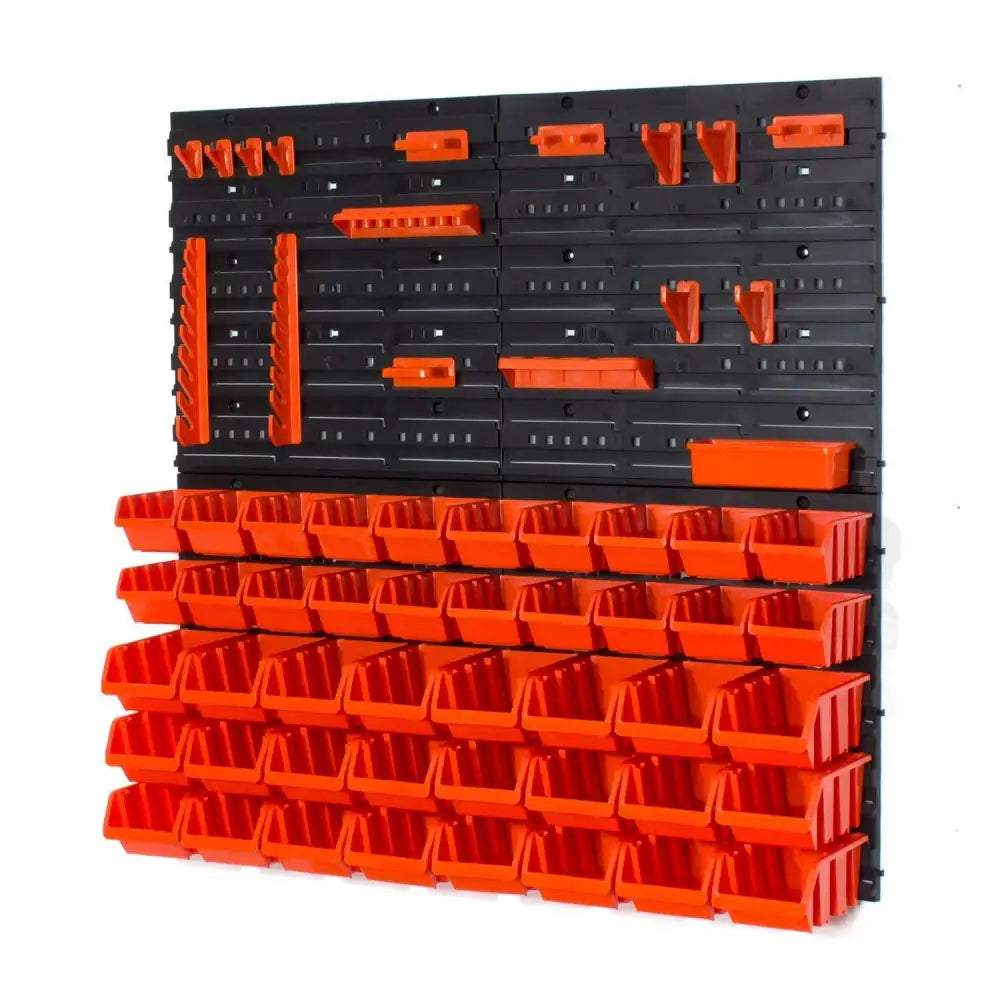 Verkstedtavle for verktøy, svart plastpanel med 44 røde bokser og holdere, frontvisning mot hvit bakgrunn.