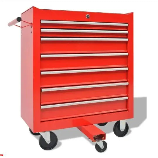 Rød verktøyvogn i metall med seks skuffer, hjul og sidehåndtak, sett fra skrå front i nærbilde.
