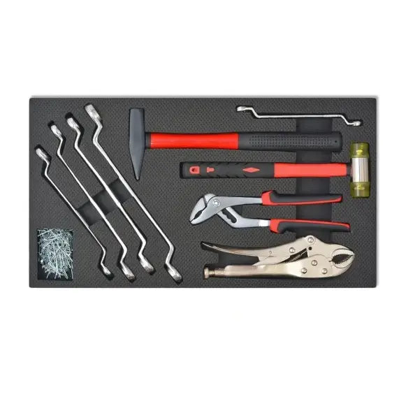 Sort verktøybrett med røde og svarte håndverktøy som hammer, tenger, fastnøkler og spiker sett ovenfra.