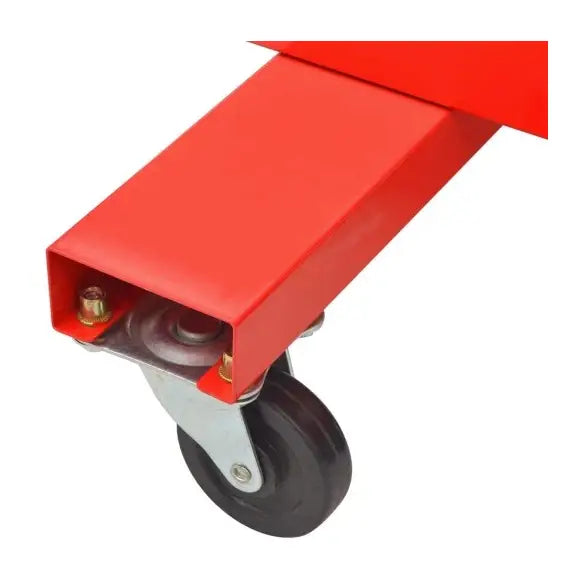 Sort hjul montert på rød metallramme av verkstedvogn, viser detaljer på hjulfeste og bolter.