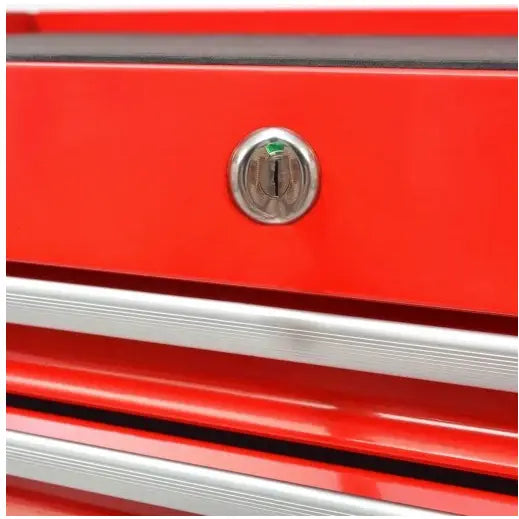 Rød metallskuff fra verkstedvogn, nærbilde som fremhever sølvfarget lås og håndtak på skuffene.