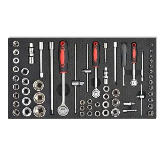 Pipeverktøy og skrallehåndtak med røde og svarte detaljer, sortert i svart skuminnsats, sett ovenfra.