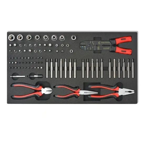 Håndverktøy med røde håndtak, bits og piper ryddig plassert i svart skuminnlegg sett ovenfra.