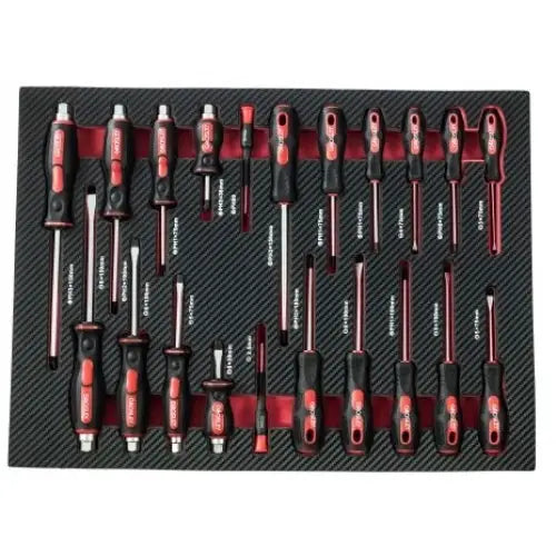 Skrutrekkersett med sorte og røde håndtak, organisert i formskåret skuffeinnsats med karbonfiber-look.