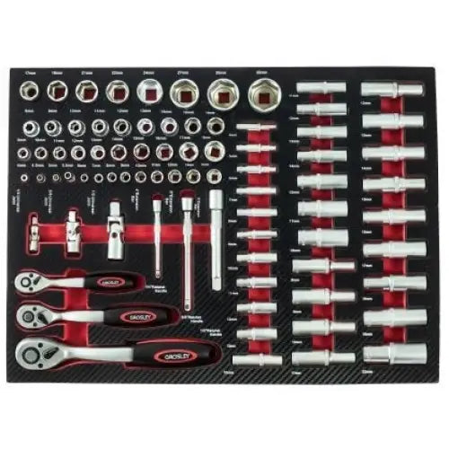 Verkstedvogn Grosley, toppbilde av pipenøkler og skralle verktøy sortert i sort og rødt innlegg.