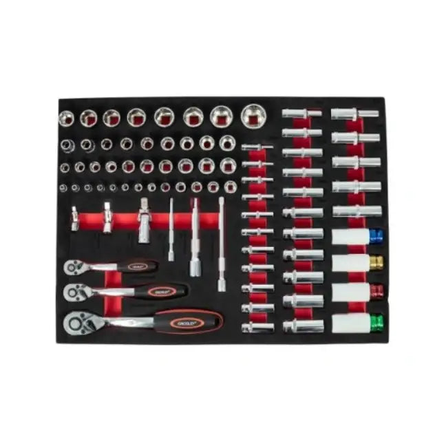 Pipesett og skralle fra Grosley, sort og rødt innlegg med håndtak, sett ovenfra i verkstedvogn.