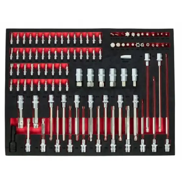 Verkstedvogn med 258 deler, sort etui sett ovenfra med organiserte bits og forlengere mot rød bakgrunn.