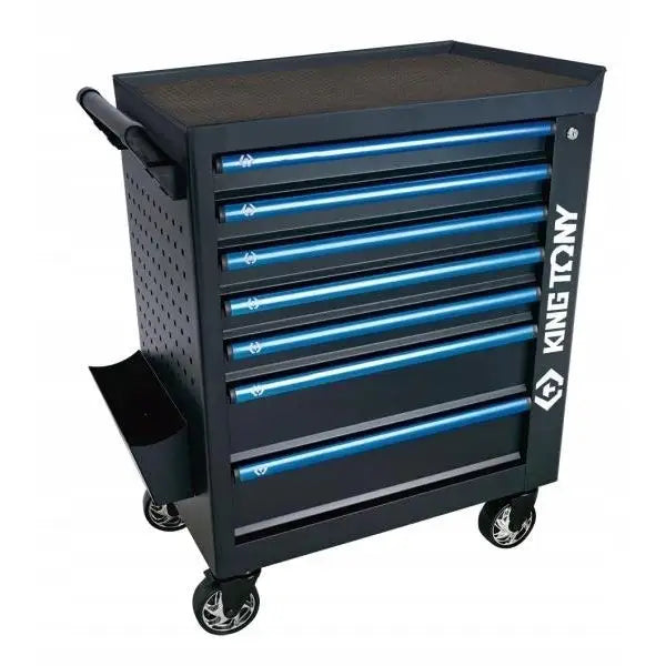 Verkstedvogn med syv blåskuffede skuffer, sort metall, fire hjul og sidehåndtak, sett skrått forfra.