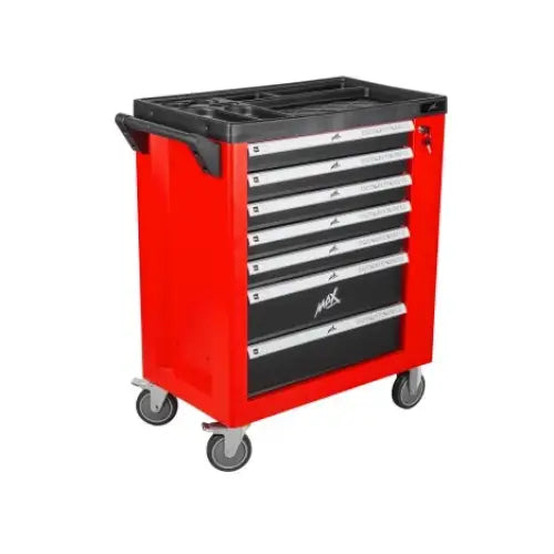 Verkstedvogn i rød metall, sju skuffer og svarte håndtak, sett skrått forfra med synlige hjul.