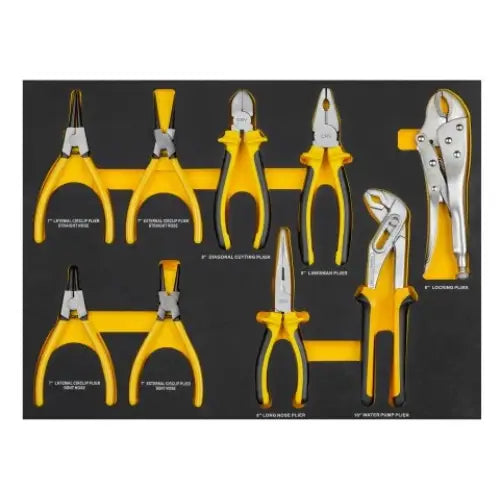 Åtte ulike tenger og tang i gult og stål, organisert i svart brett, sett ovenfra i verkstedvogn.