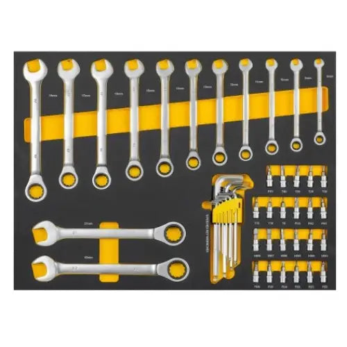 Verkstedvogn med skap og utstyr, oversiktsbilde av sort og gult verktøysett med tydelig merkede størrelser.