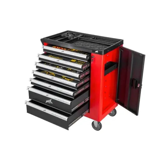 Verkstedvogn med skap, rød metallvogn med seks skuffer, åpen sidedør og svart topplate på hjul.