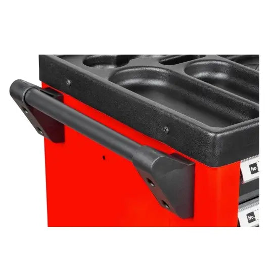 Verkstedvogn med skap, rød modell med sort metallhåndtak og plastbrett med rom, sett fra skrå vinkel.