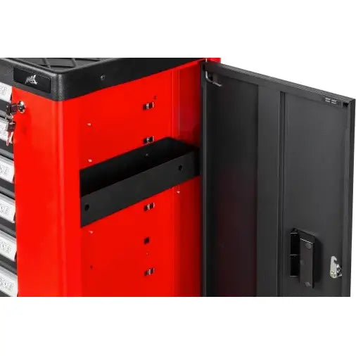 Verkstedvogn med skap, sidevisning med åpen dør som viser hylle, små hull og tydelig låsemekanisme.