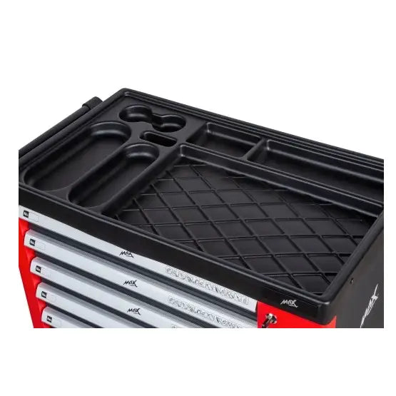 Sort plastbrett med rom og diamantmønster plassert på rød verktøyskuff, sett skrått ovenfra.