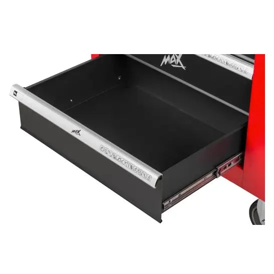 Verkstedvogn med skap, nærbilde av sort og rød metallskuff med sølvfarget håndtak og gravert dekor.