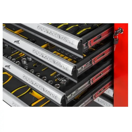 Verkstedvogn med skap, rød modell vist skrått, åpne metallskuffer med sort og gult verktøy, nøkkellås.