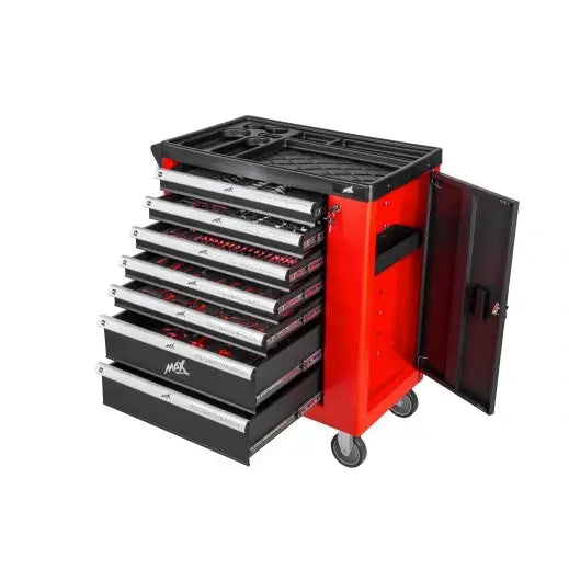 Verkstedvogn med utstyr, seks åpne skuffer og åpen skapdør, vist fra skrå vinkel med sort topplate.
