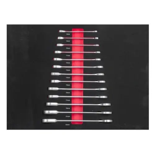 Kombinasjonsnøkler i ulike størrelser organisert på sort og rød verktøymatte, sett ovenfra med tydelige størrelsesmerkinger.