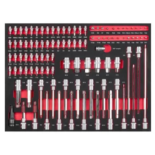 Verkstedvogn med utstyr, oversikt over sortert sett med bits og hylser i metall i sort og rødt innlegg.