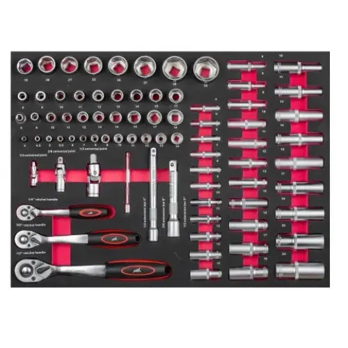 Verkstedvogn med utstyr, sort innlegg med piper, skrallehåndtak og forlengere i skum med røde detaljer.