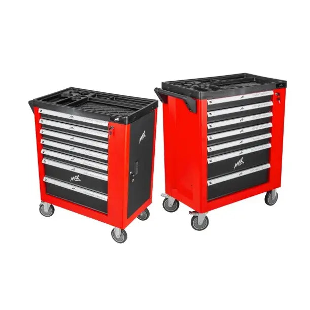 Verkstedvogn med utstyr, rød og svart metallvogn fra skrå vinkel med åpne sølvskuffer og hjul.