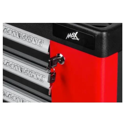 Verkstedvogn med utstyr, nærbilde av rød og svart metallvogn med nøkkel i låsen og synlig MAX-logo.