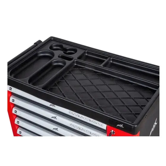 Sort verktøyinnlegg i plast med rom og fordypninger, plassert på rød verktøyskuff, sett skrått ovenfra.