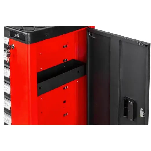 Verkstedvogn med utstyr, sidevisning med åpen svart dør og innvendig metallhylle synlig.