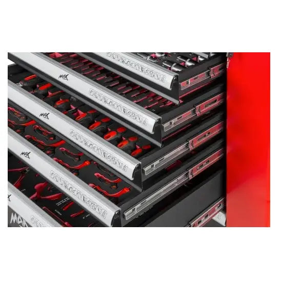 Verkstedvogn med utstyr, fem åpne skuffer fra siden, viser sort og rødt håndverktøy i skuminnlegg.