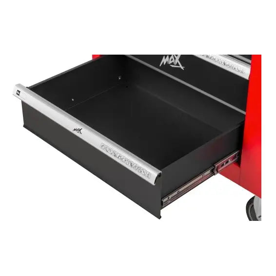 Verkstedvogn med utstyr, nærbilde av sort og rød metallskuff med sølvhåndtak og hjul, sett skrått.